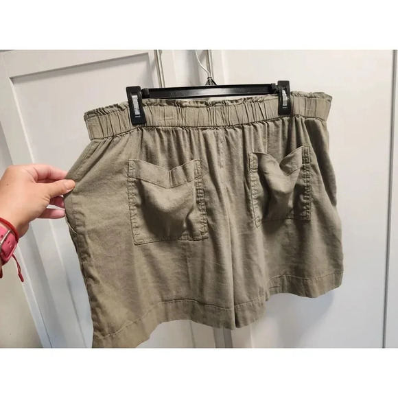 Lou & Grey Linen Blend 3" Shorts in Olive Green - Picture 2 of 9